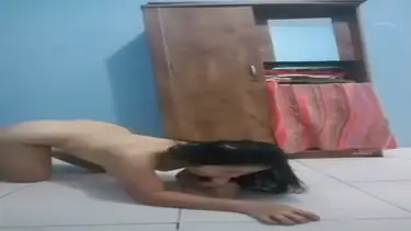 Aksi Cewek Cantik Ngemut Dildo Di Lantai poster
