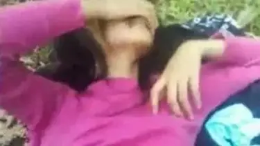Gadis Cantik Pasrah Goyang Kasur Di Kebun Sepi poster