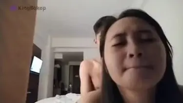 Gadis Cantik Pasrah Goyang Kasur Pacar Imut poster