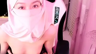 Jilbab Putih Goyang Hot Gaya Belakang di Ranjang poster
