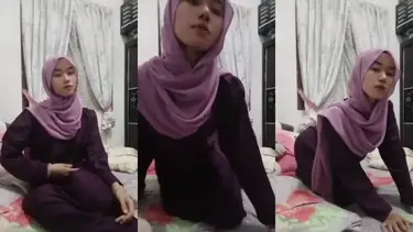 Ukhti Hijab Cantik Bersantai Di Kasur Pink poster