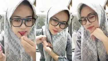 Ukhti Hijab Cantik Pasrah Goyang Kasur Crot poster