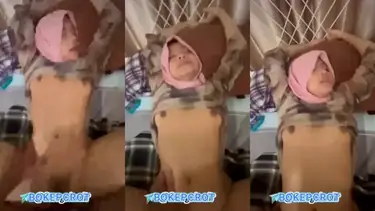 Ukhti Hijab Cantik Pasrah Goyang Kasur Lemes poster