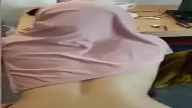 Ukhti Hijab Pink Cantik Pasrah Goyang Kasur poster