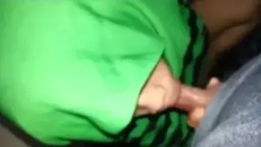 Ukhti Hijab Tante Cantik Pasrah Servis Kasur poster